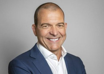 Henk Diederichs | Mining and Energy Namibia | Namibia’s Leading Mining & Energy News Smiling man in a navy blazer and white shirt against a gray background (professional headshot).